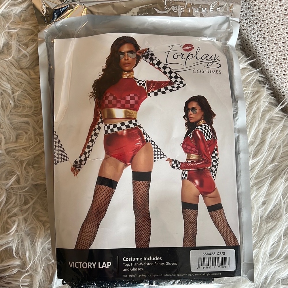 COSTUME